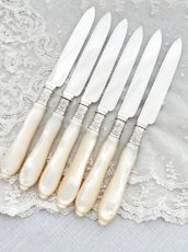 画像5: アンティークシルバー、アンティーク銀器、 純銀製(925) 1905年 美しいスクロール装飾 白蝶貝ハンドル デザートカトラリー 6組セット (5)