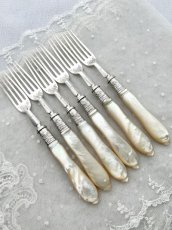 画像6: アンティークシルバー、アンティーク銀器、 純銀製(925) 1905年 美しいスクロール装飾 白蝶貝ハンドル デザートカトラリー 6組セット (6)