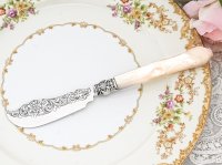 アンティークシルバー、アンティーク銀器、純銀製（925）1856年　白蝶貝ハンドル　花とスクロール装飾　バターナイフ