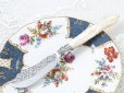 画像3: アンティークシルバー、アンティーク銀器、純銀製（925）1856年　白蝶貝ハンドル　花とスクロール装飾　バターナイフ (3)