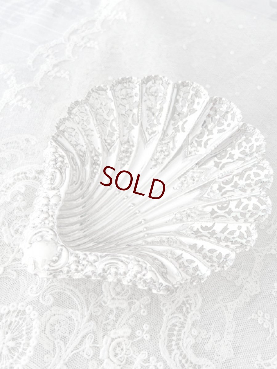 画像1: アンティークシルバー、アンティーク銀器、純銀製（925）アトキンズブラザース   美しいハンドチェイシングと透かし細工　シェル型　ディッシュ (1)