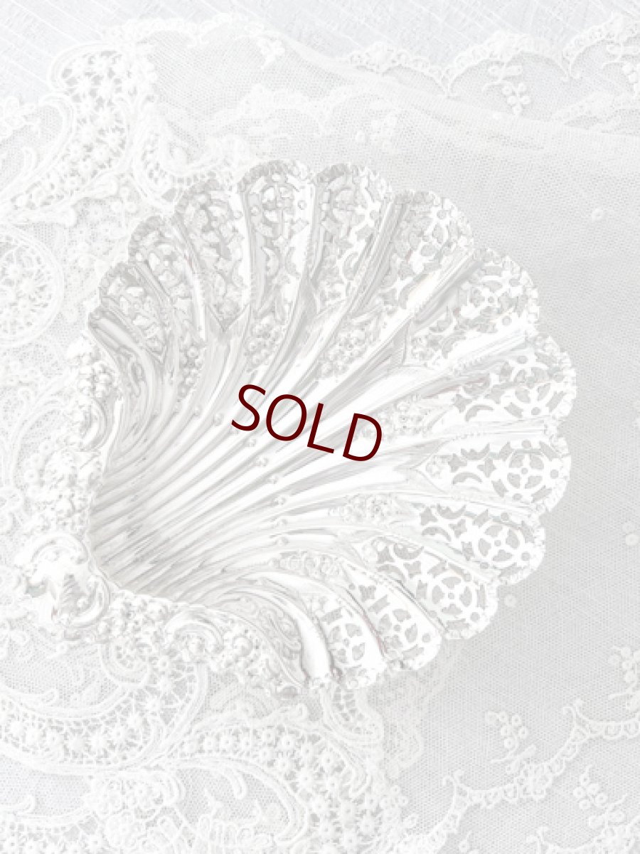 画像5: アンティークシルバー、アンティーク銀器、純銀製（925）アトキンズブラザース   美しいハンドチェイシングと透かし細工　シェル型　ディッシュ (5)