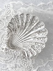 画像5: アンティークシルバー、アンティーク銀器、純銀製（925）アトキンズブラザース   美しいハンドチェイシングと透かし細工　シェル型　ディッシュ (5)