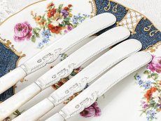 画像3: アンティークシルバー、アンティーク銀器、純銀製（925）1912年　白蝶貝ハンドル　スクロールの手彫り彫刻　ティーナイフ4本セット (3)