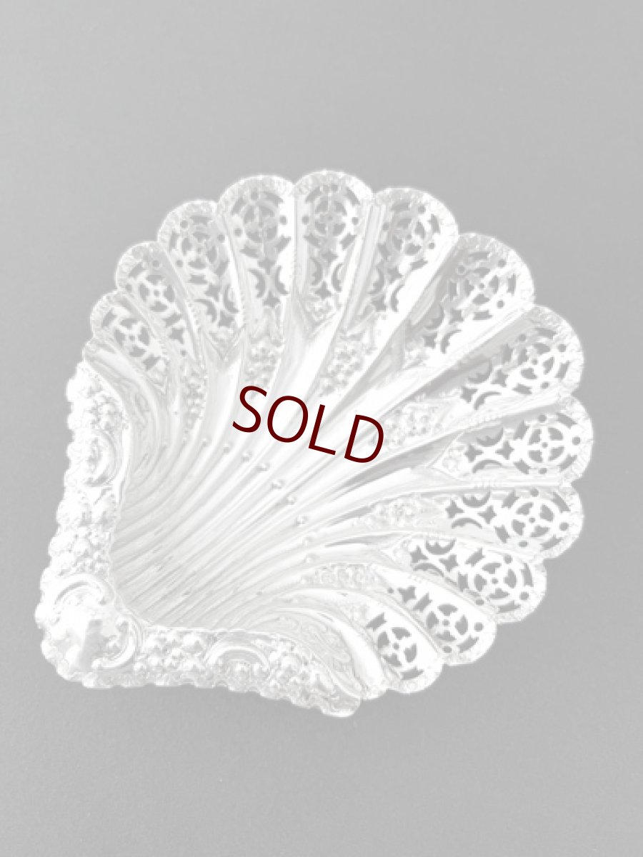 画像6: アンティークシルバー、アンティーク銀器、純銀製（925）アトキンズブラザース   美しいハンドチェイシングと透かし細工　シェル型　ディッシュ (6)