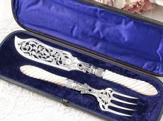 画像1: アンティークシルバー、アンティーク銀器、純銀製（925）1878年　白蝶貝ハンドル　スクロールの透かし細工　フィッシュサーバーセット (1)