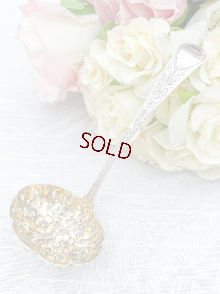 画像1: アンティークシルバー、アンティーク銀器、純銀製(925) 1825年 ジョージアン 金鍍金　花模様の透かし細工　 シュガーシフタースプーン (1)