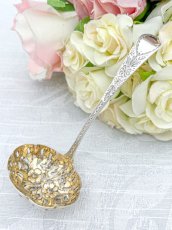 画像1: アンティークシルバー、アンティーク銀器、純銀製(925) 1825年 ジョージアン 金鍍金　花模様の透かし細工　 シュガーシフタースプーン (1)