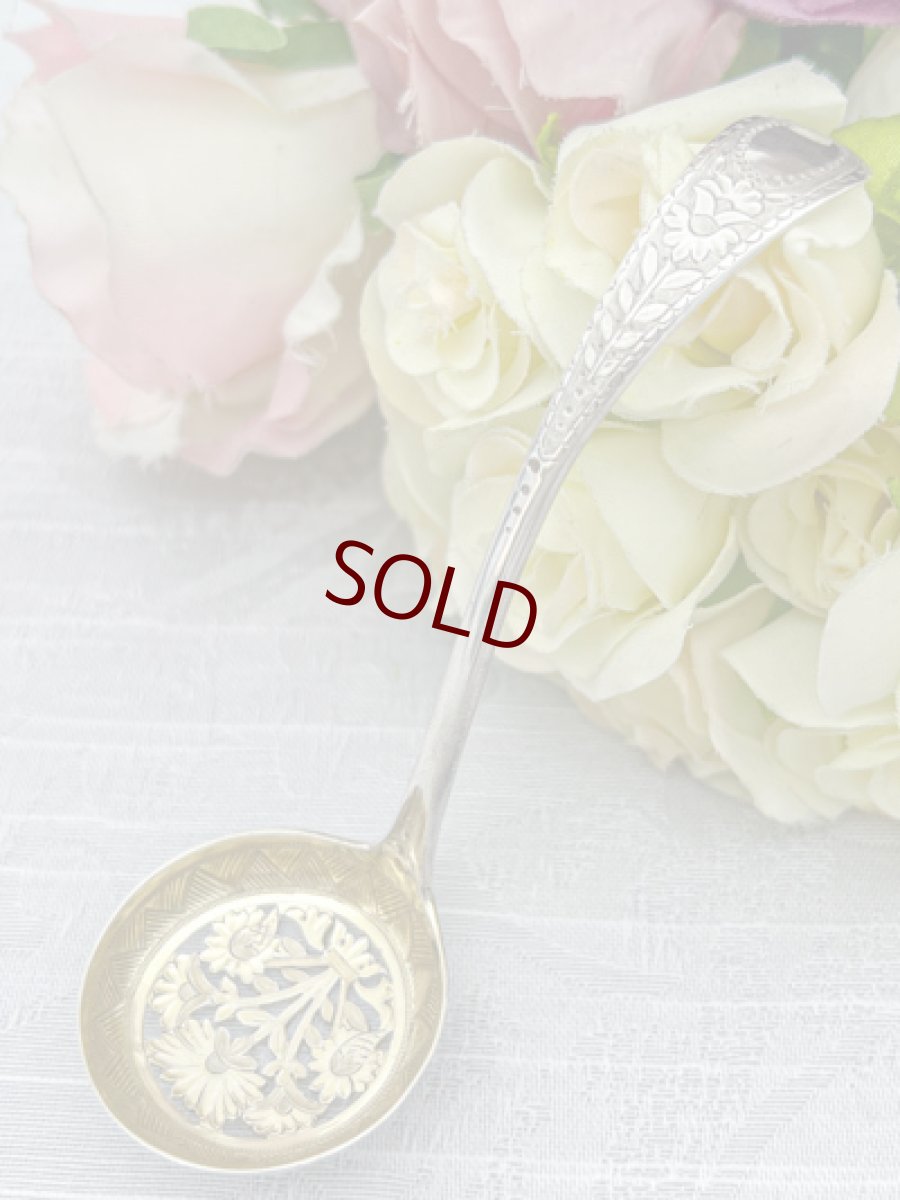 画像1: アンティークシルバー、アンティーク銀器、純銀製(925) 1868年 金鍍金　花模様の透かし細工　シュガーシフタースプーン (1)