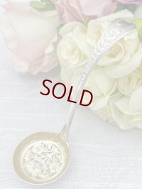 アンティークシルバー、アンティーク銀器、純銀製(925) 1868年 金鍍金　花模様の透かし細工　シュガーシフタースプーン