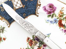 画像7: アンティークシルバー、アンティーク銀器、純銀製(925) 1901年　白蝶貝ハンドル　スクロールの手彫り装飾　ティーナイフ6本セット (7)