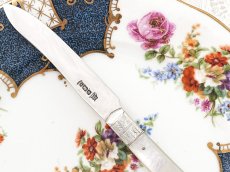 画像8: アンティークシルバー、アンティーク銀器、純銀製(925) 1901年　白蝶貝ハンドル　スクロールの手彫り装飾　ティーナイフ6本セット (8)