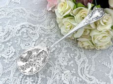 画像1: アンティークシルバー、アンティーク銀器、純銀製(925) 1902年 Walker & Hall 透かし細工サービング/シュガーシフタースプーン (1)