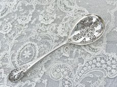 画像4: アンティークシルバー、アンティーク銀器、純銀製(925) 1902年 Walker & Hall 透かし細工サービング/シュガーシフタースプーン (4)