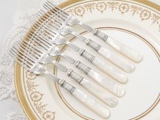 画像11: アンティークシルバー、アンティーク銀器、シルバープレート製　ヴィクトリア時代後期 白蝶貝 美スクロールの彫刻 デザートカトラリー6組セット (11)