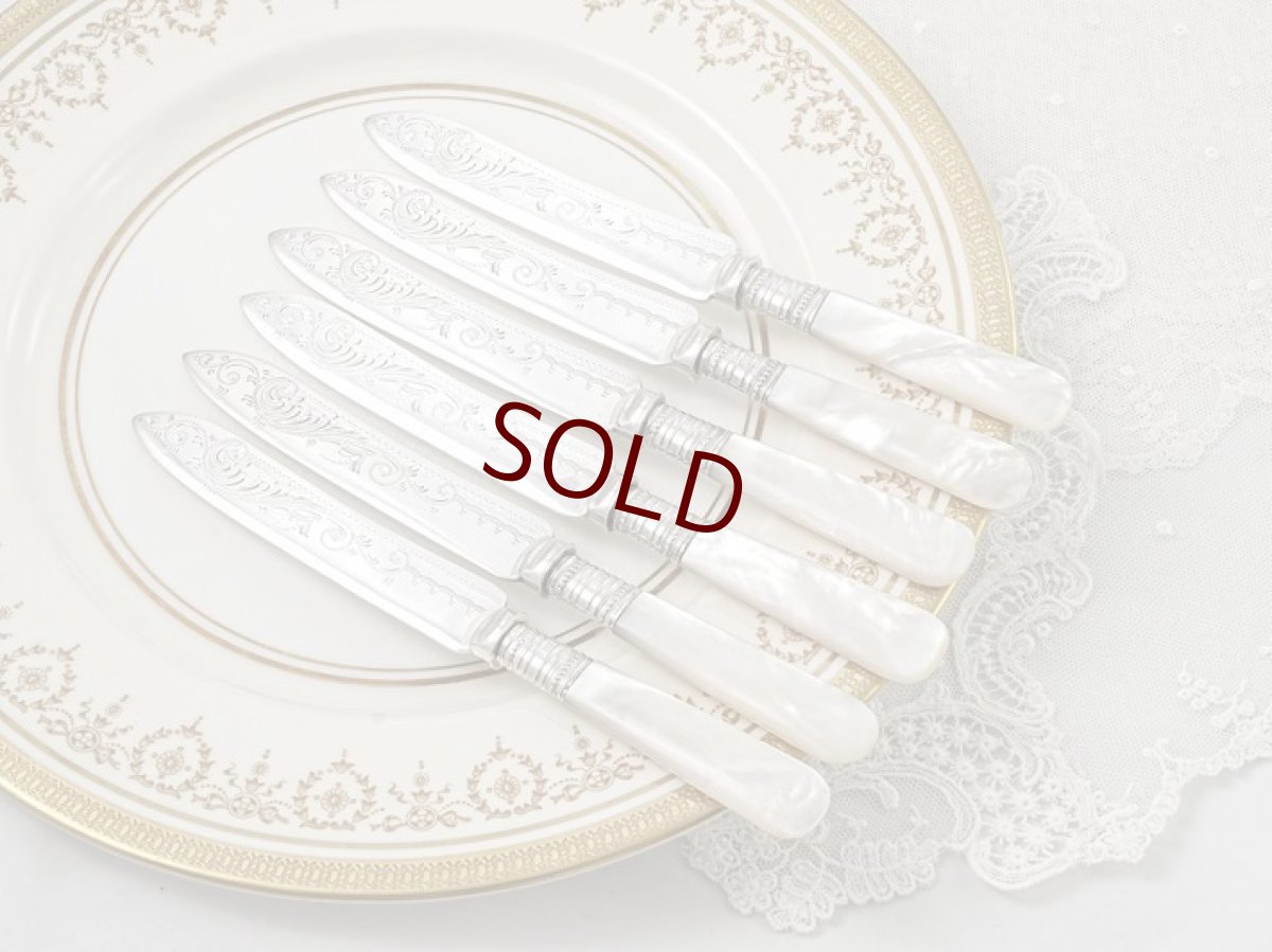 画像5: アンティークシルバー、アンティーク銀器、シルバープレート製　ヴィクトリア時代後期 白蝶貝 美スクロールの彫刻 デザートカトラリー6組セット (5)