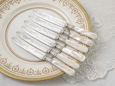 画像5: アンティークシルバー、アンティーク銀器、シルバープレート製　ヴィクトリア時代後期 白蝶貝 美スクロールの彫刻 デザートカトラリー6組セット (5)