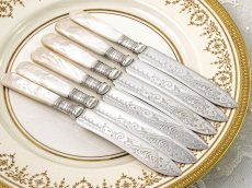 画像3: アンティークシルバー、アンティーク銀器、シルバープレート製　ヴィクトリア時代後期 白蝶貝 美スクロールの彫刻 デザートカトラリー6組セット (3)