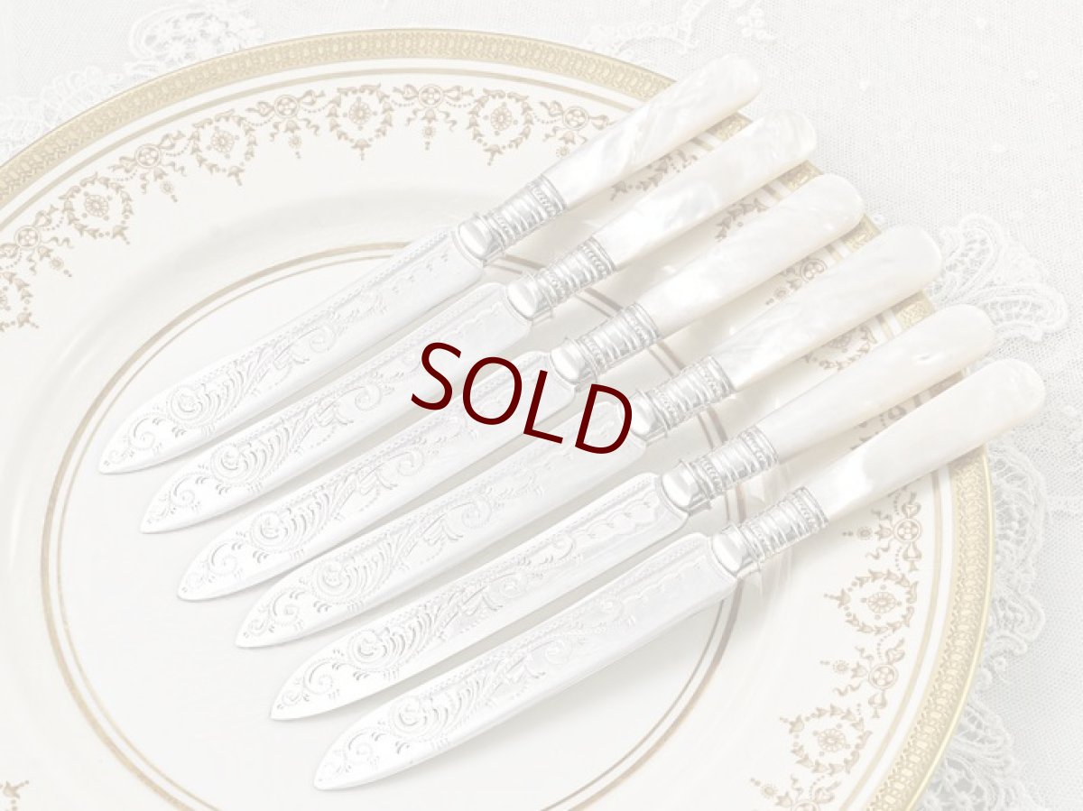 画像4: アンティークシルバー、アンティーク銀器、シルバープレート製　ヴィクトリア時代後期 白蝶貝 美スクロールの彫刻 デザートカトラリー6組セット (4)