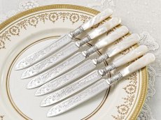 画像4: アンティークシルバー、アンティーク銀器、シルバープレート製　ヴィクトリア時代後期 白蝶貝 美スクロールの彫刻 デザートカトラリー6組セット (4)