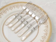 画像12: アンティークシルバー、アンティーク銀器、シルバープレート製　ヴィクトリア時代後期 白蝶貝 美スクロールの彫刻 デザートカトラリー6組セット (12)