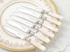 画像7: アンティークシルバー、アンティーク銀器、シルバープレート製　ヴィクトリア時代後期 白蝶貝 美スクロールの彫刻 デザートカトラリー6組セット (7)