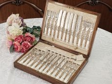 画像1: アンティークシルバー、アンティーク銀器、シルバープレート製　ヴィクトリア時代後期 白蝶貝 美スクロールの彫刻 デザートカトラリー6組セット (1)