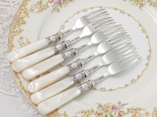 画像7: アンティークシルバー、アンティーク銀器、 純銀製(925) 1908年 ロココスタイル美しいスクロール装飾 白蝶貝ハンドル デザートカトラリー 6組セット (7)