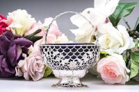 アンティークシルバー、アンティーク銀器、純銀製(925)  1903年　薔薇、お花と葡萄のガーランド 美透かし細工　シュガーバスケット