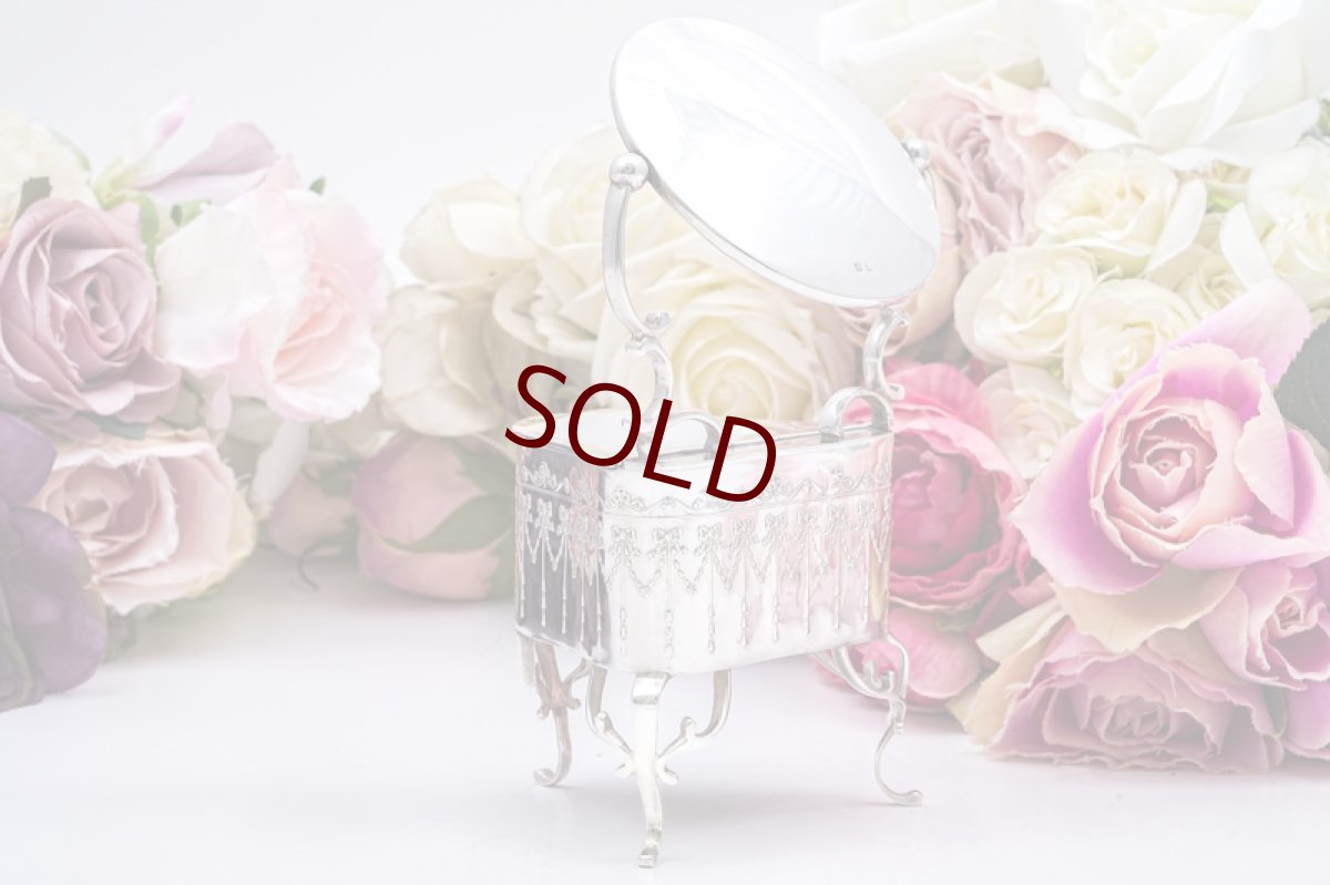 画像4: アンティークシルバー、アンティーク銀器、純銀製(925)  1924年　ミラー付き　リボンガーランドの打ち出し　ジュエリーボックス (4)