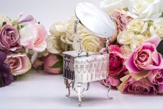 画像4: アンティークシルバー、アンティーク銀器、純銀製(925)  1924年　ミラー付き　リボンガーランドの打ち出し　ジュエリーボックス (4)