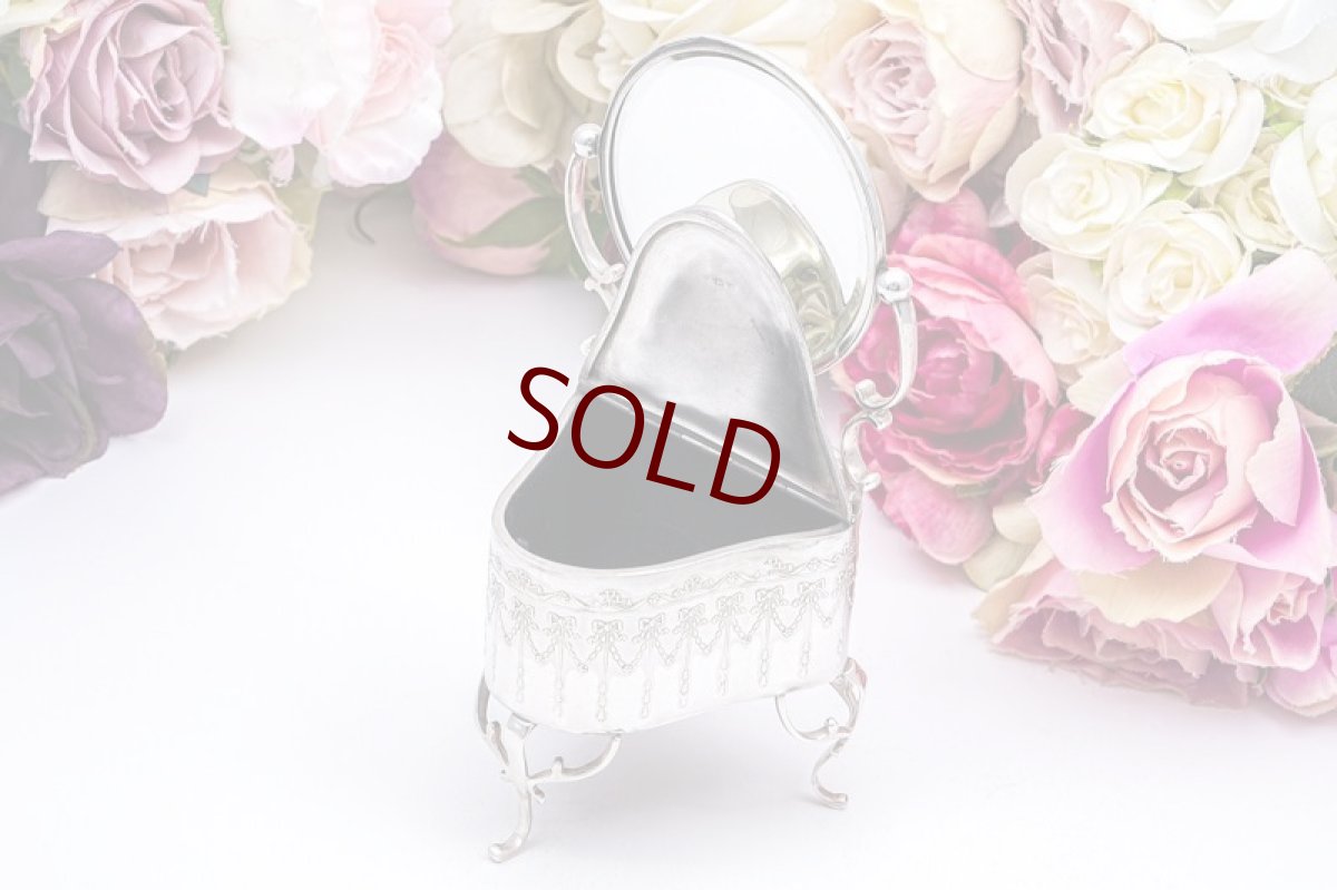 画像2: アンティークシルバー、アンティーク銀器、純銀製(925)  1924年　ミラー付き　リボンガーランドの打ち出し　ジュエリーボックス (2)