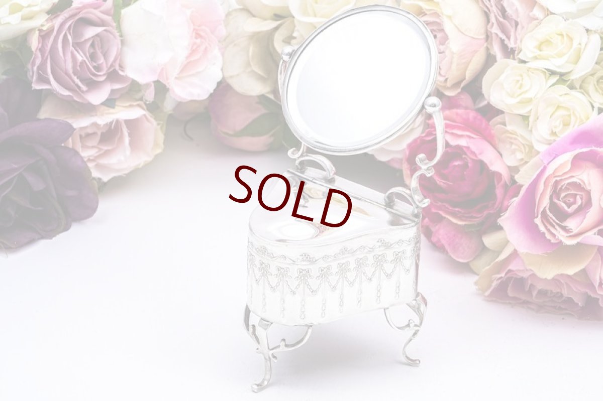 画像1: アンティークシルバー、アンティーク銀器、純銀製(925)  1924年　ミラー付き　リボンガーランドの打ち出し　ジュエリーボックス (1)