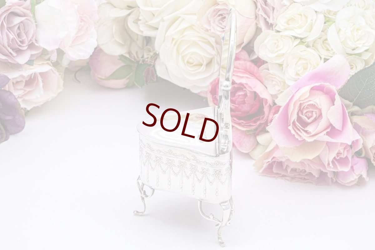 画像3: アンティークシルバー、アンティーク銀器、純銀製(925)  1924年　ミラー付き　リボンガーランドの打ち出し　ジュエリーボックス (3)