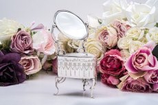 画像5: アンティークシルバー、アンティーク銀器、純銀製(925)  1924年　ミラー付き　リボンガーランドの打ち出し　ジュエリーボックス (5)