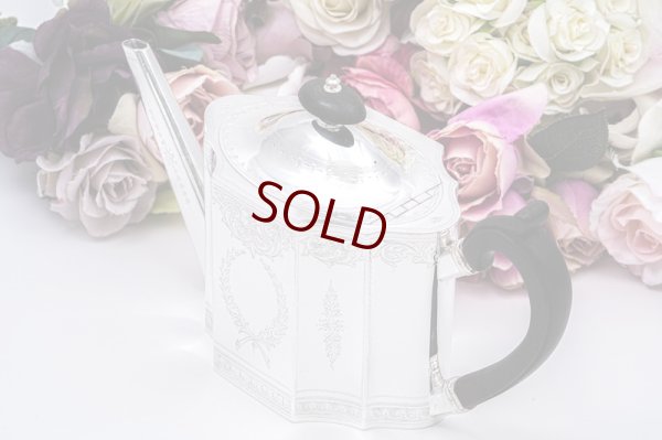 画像2: アンティークシルバー、アンティーク銀器、シルバープレート製  エレガントなスクロールとお花の手彫り彫刻 ティーポット