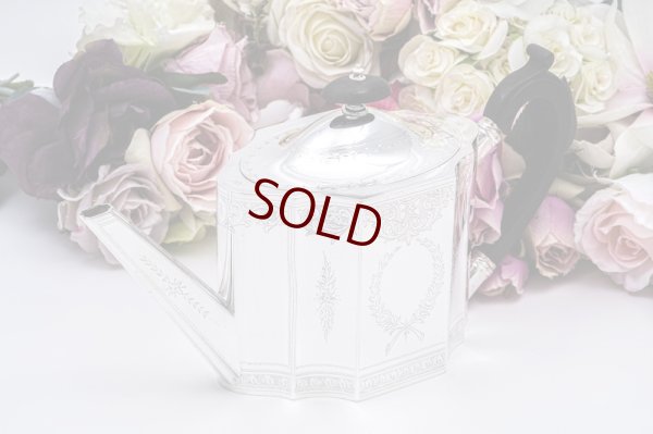 画像3: アンティークシルバー、アンティーク銀器、シルバープレート製  エレガントなスクロールとお花の手彫り彫刻 ティーポット