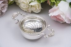 画像1: ヴィンテージシルバー、純銀製(925)　1968年 スタンド付き　可愛らしいシェルモチーフのティーストレイナー (1)