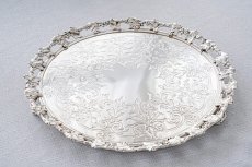 画像1: アンティークシルバー、アンティーク銀器、シルバープレート製  ヴィクトリア時代中期  葉模様の鋳金透かし細工 優美なスクロールの手彫り彫刻 31cm サルヴァ (1)