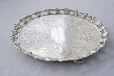 画像6: アンティークシルバー、アンティーク銀器、シルバープレート製  ヴィクトリア時代中期  葉模様の鋳金透かし細工 優美なスクロールの手彫り彫刻 31cm サルヴァ (6)