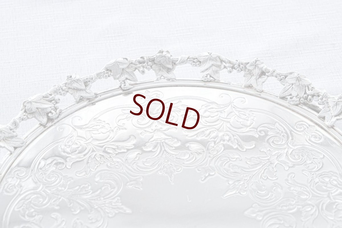 画像3: アンティークシルバー、アンティーク銀器、シルバープレート製  ヴィクトリア時代中期  葉模様の鋳金透かし細工 優美なスクロールの手彫り彫刻 31cm サルヴァ (3)