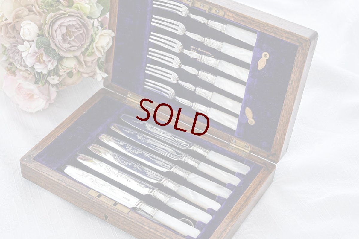 画像1: アンティークシルバー、アンティーク銀器、シルバープレート製 ヴィクトリア後期 白蝶貝ハンドル 可憐な花の手彫り彫刻 デザートカトラリー6組セット (1)