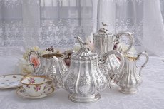 画像19: アンティークシルバー、アンティーク銀器、シルバープレート 特級 1859年 エルキントン 可憐なお花の摘み お花の彫刻ティー＆コーヒー4点セット (19)