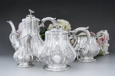画像1: アンティークシルバー、アンティーク銀器、シルバープレート 特級 1859年 エルキントン 可憐なお花の摘み お花の彫刻ティー＆コーヒー4点セット (1)