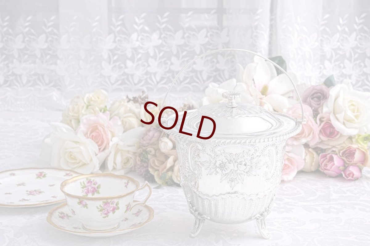 画像1: アンティークシルバー、アンティーク銀器、シルバープレート製 ヴィクトリア時代後期 マッピン＆ウェッブ レア薔薇お花とスクロールの打ち出し彫刻 ビスケットボックス (1)