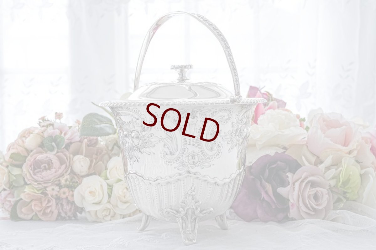 画像3: アンティークシルバー、アンティーク銀器、シルバープレート製 ヴィクトリア時代後期 マッピン＆ウェッブ レア薔薇お花とスクロールの打ち出し彫刻 ビスケットボックス (3)