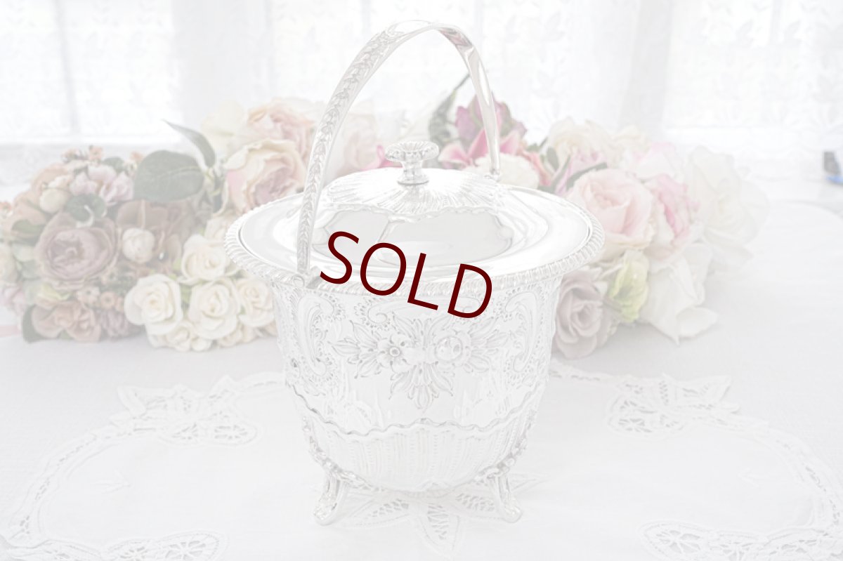 画像9: アンティークシルバー、アンティーク銀器、シルバープレート製 ヴィクトリア時代後期 マッピン＆ウェッブ レア薔薇お花とスクロールの打ち出し彫刻 ビスケットボックス (9)