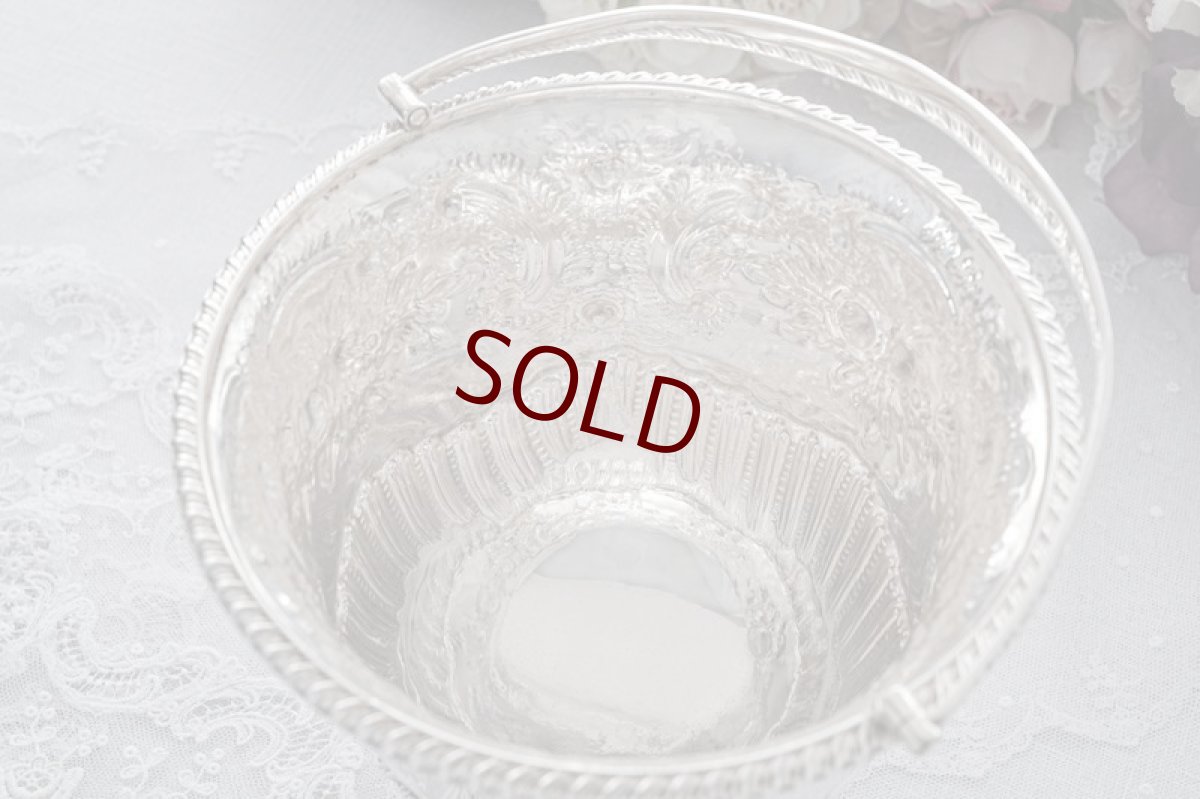 画像7: アンティークシルバー、アンティーク銀器、シルバープレート製 ヴィクトリア時代後期 マッピン＆ウェッブ レア薔薇お花とスクロールの打ち出し彫刻 ビスケットボックス (7)