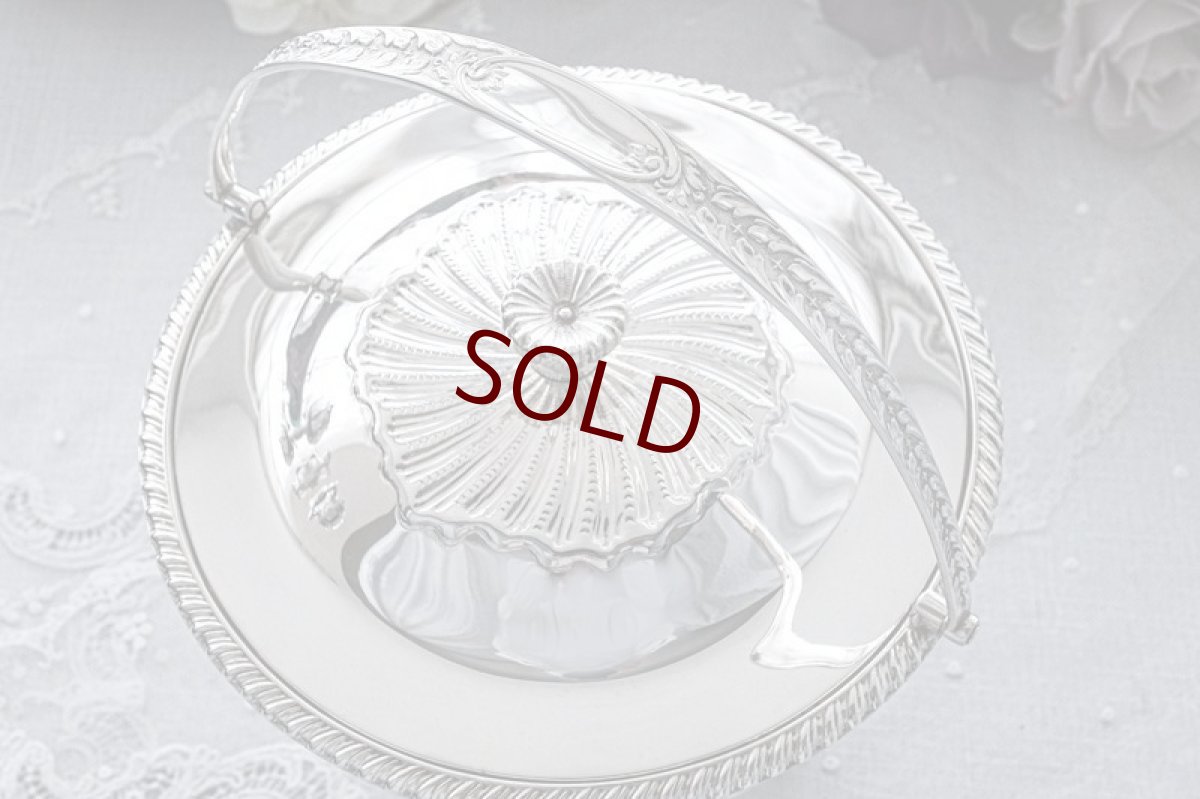 画像8: アンティークシルバー、アンティーク銀器、シルバープレート製 ヴィクトリア時代後期 マッピン＆ウェッブ レア薔薇お花とスクロールの打ち出し彫刻 ビスケットボックス (8)