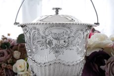 画像5: アンティークシルバー、アンティーク銀器、シルバープレート製 ヴィクトリア時代後期 マッピン＆ウェッブ レア薔薇お花とスクロールの打ち出し彫刻 ビスケットボックス (5)